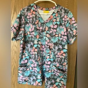 Wonder Winks printed scrub top, size L